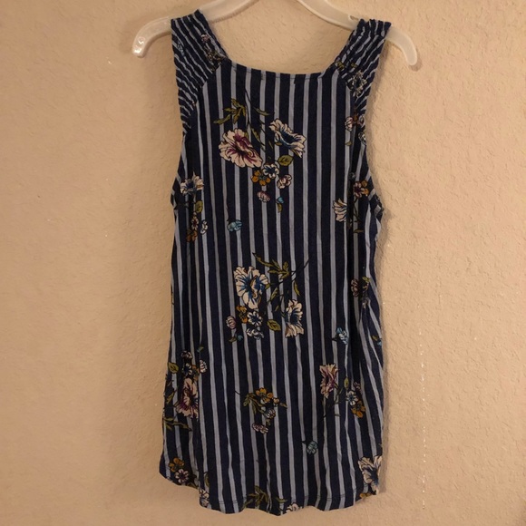 A small Women’s tank top - Picture 4 of 4